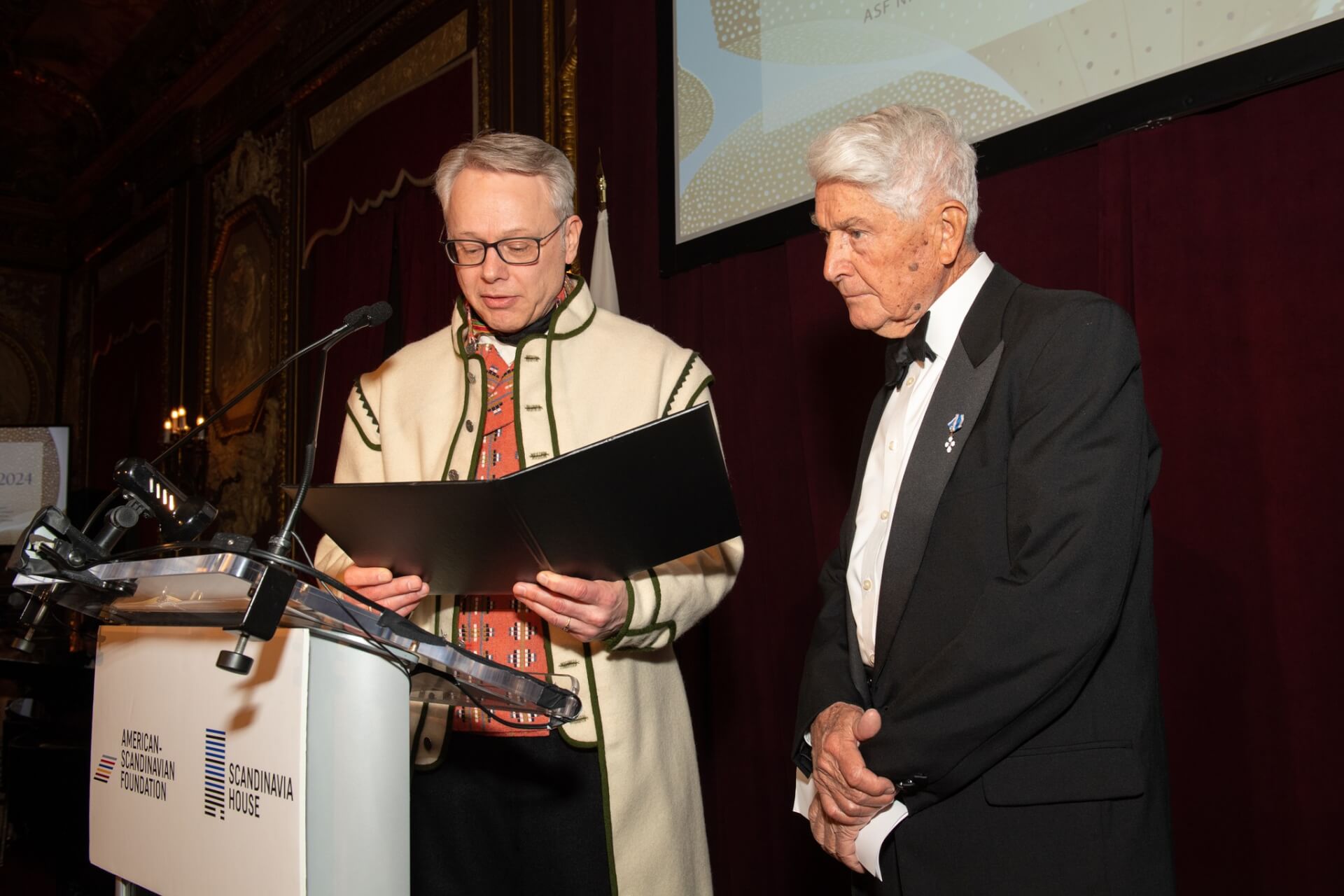 ASF Board Chair Terje Lande presents the Niels Poulson Award to Thor Thors, Jr. at ASF's annual Spring Gala in 2024.